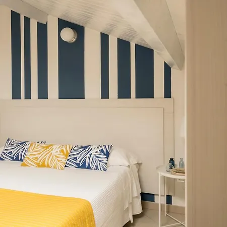 Civico 64 In Mansarda 3* 팔미